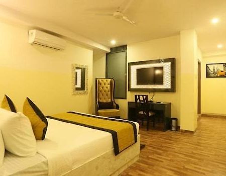 Hotel Plazzo นิวเดลี ภายนอก รูปภาพ