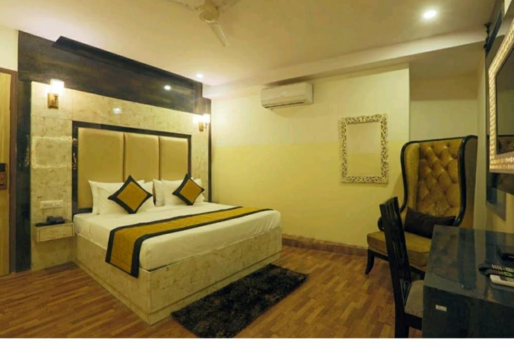 Hotel Plazzo นิวเดลี ภายนอก รูปภาพ