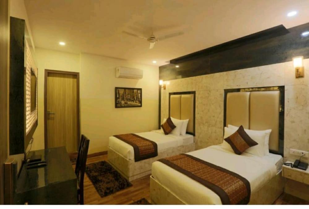 Hotel Plazzo นิวเดลี ภายนอก รูปภาพ